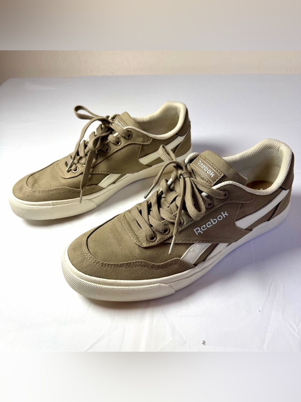 Reebok Galaxy 9 Low Top Beige White Lace Up Rubber Outsole Men Sneakers